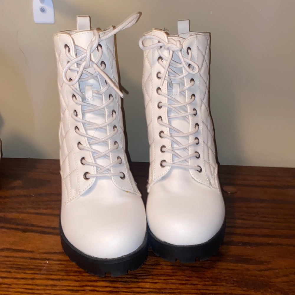 White tied heeled boots - Picture 1 of 4